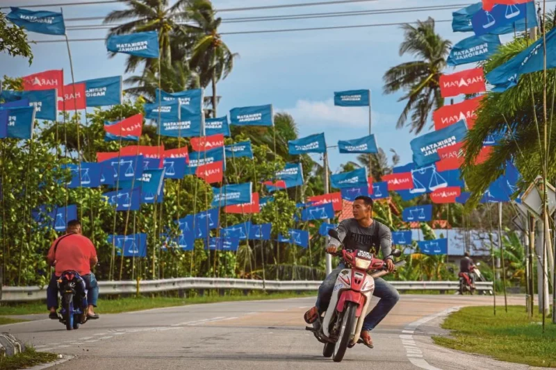 Bendera BN, PH dan PN memenuhi kiri dan kanan jalan raya dalam PRN Melaka