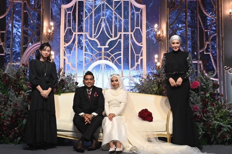 DESAS-DESUS kononnya rumah tangga kakak kepada pengacara Neelofa iaitu Noor Nabila sedang berdepan masalah akhirnya terjawab apabila tuan badan sendiri mengesahkan masih bahagia bersama suami, Engku Emran. Menjelaskan tindakannya memadam foto berdua di laman Instagram, Nabila berkata ia berpunca salah faham yang berlaku antara mereka sebelum ini. “Biasalah dalam perkahwinan, masa itu memang saya geram. Bukannya padam gambar pun, hanya simpan dalam arkib (archive) sahaja. nabila 2 ADVERTISING X Nabila bersama anaknya. “Rasanya mana-mana wanita pun akan melakukan perkara sama. Apabila bergaduh perkara pertama yang dibuat adalah buang gambar di laman sosial,” katanya. Nabila dan suami dilihat hadir bersama ketika majlis resepsi meraikan perkahwinan pakar pelaburan saham dan penganalisis ekonomi Datuk Dr Nazri Khan dan isteri Datin Tuan Nor Ernie Rossmerie Tuan Zahari di sebuah hotel di Kuala Lumpur pada Sabtu. Menyedari kehidupannya sering menjadi perhatian ramai, Nabila mengakui tidak terkejut apabila tindakannya itu menjadi bualan hangat netizen. “Saya faham apabila sering menjadi perhatian, perkara kecil pun akan diperbesarkan. Tak terkejut kerana kami sekeluarga tahu implikasi ini,” ujarnya. Kisah perkahwinan Nabila dan Emran sebelum ini menjadi bualan ramai selepas mereka dilihat jarang bersama selain tindakan usahawan itu memadamkan gambar bersama. Bagaimapun menerusi satu perkongsian sebelum ini, Nabila memuat naik video Emran menjadi imam ketika menunaikan solat di rumah mereka sekali gus menjawab tentang gosip yang bertebaran. Biasalah dalam perkahwinan, masa itu memang saya geram NOOR NABILA Nabila dan Emran mendirikan rumah tangga pada Mac tahun lalu. Nabila sebelum itu pernah berkahwin dengan pelakon Sharnaaz Ahmad pada Mac 2017 namun berpisah tiga tahun kemudian dan mereka dikurniakan seorang cahaya mata iaitu Jayden. Manakala Emran pula sebelum ini pernah berkahwin dengan pelakon Erra Fazira 2007 dan mereka mempunyai seorang cahaya mata iaitu Engku Aleesya. erra 1 Erra turut hadir di majlis resepsi DDNK pada Sabtu. Kemudian Emran kembali bernikah dengan pelakon Indonesia, Laudya Cynthia Bella pada September 2017 namun hubungan mereka hanya bertahan selama tiga tahun. Pada majlis sama, turut mencuri tumpuan adalah kehadiran Erra bersama anaknya yang juga dijemput naik ke pentas pelamin merenjis kedua mempelai. Nazri atau popular dengan panggilan DDNK diraikan satu dalam satu majlis selepas melangsungkan pernikahan pada Jumaat lalu.