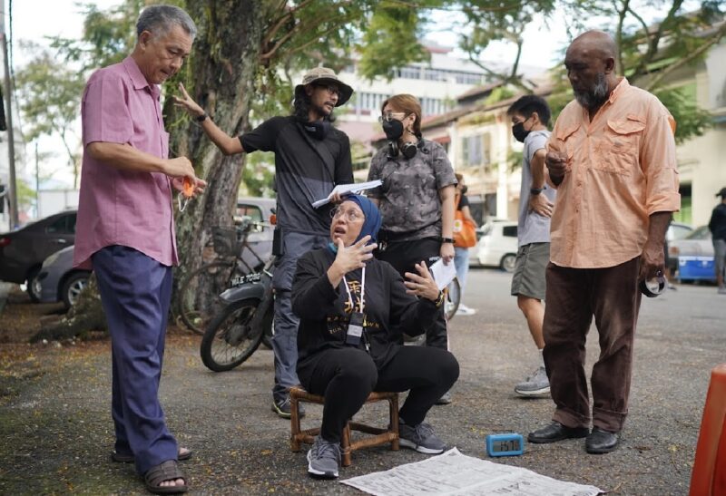 Gandingkan Chew Kin Wah & Susan Lankaster, Tunku Mona Riza