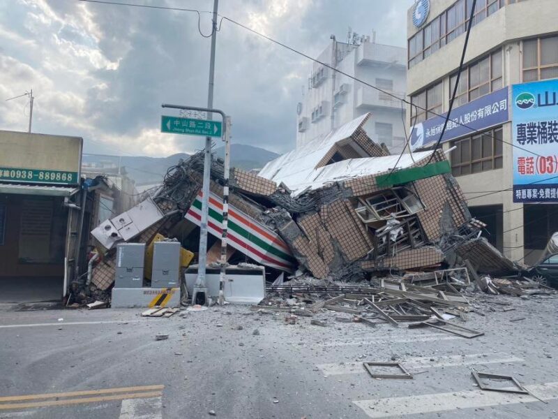 Gempa Taiwan: Kereta api tergelincir, kedai serbaneka runtuh