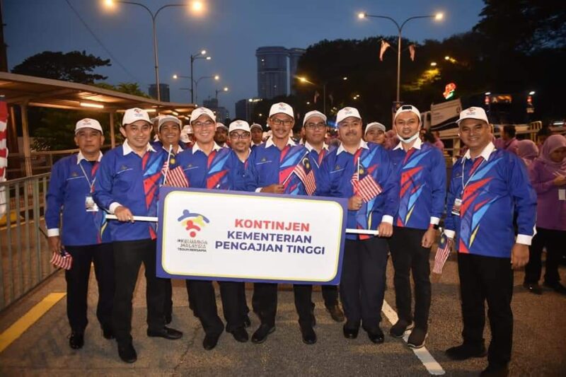 Kontinjen KPT bersiap sedia untuk memulakan perbarisan sempena sambutan Hari Kebangsaan 2022 di Dataran Merdeka 