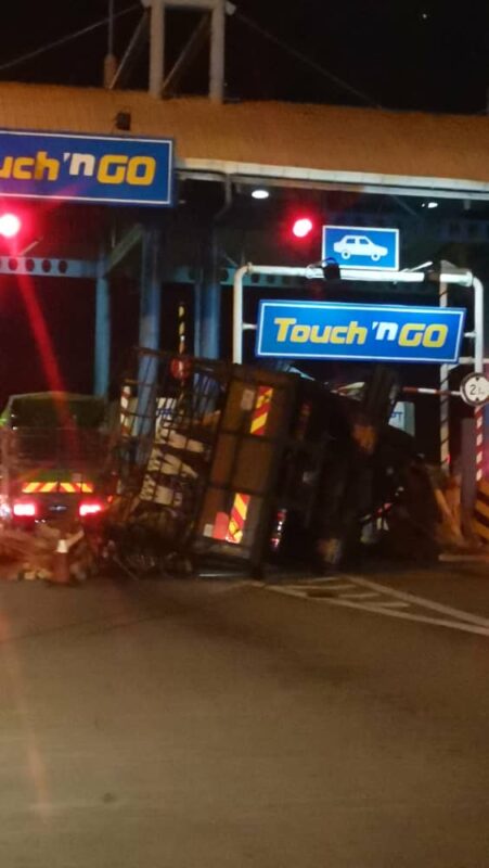 Lori langgar tembok Tol Gombak