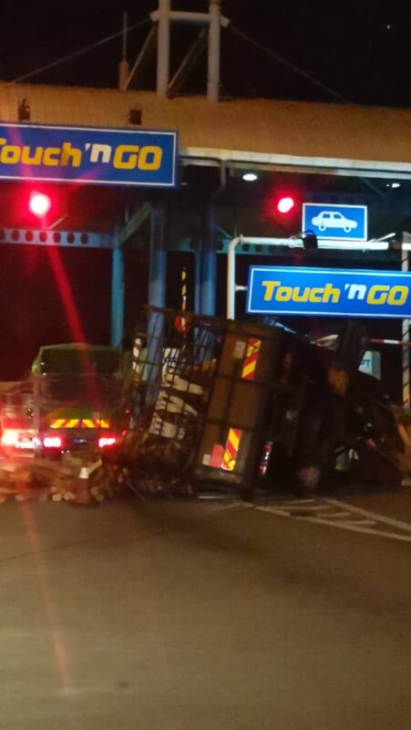 Lori langgar tembok Tol Gombak