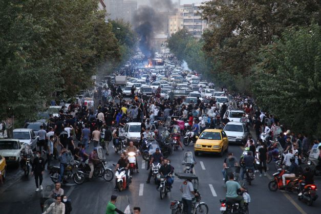 Protes pemakaian tudung di Iran kian meruncing, 17 nyawa ‘melayang’