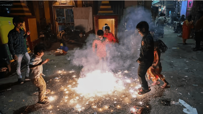 Bakar mercun sempena Deepavali, New Delhi diselubungi asap beracun