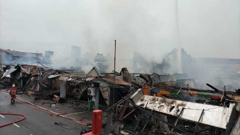 13 rumah kedai separuh papan terbakar