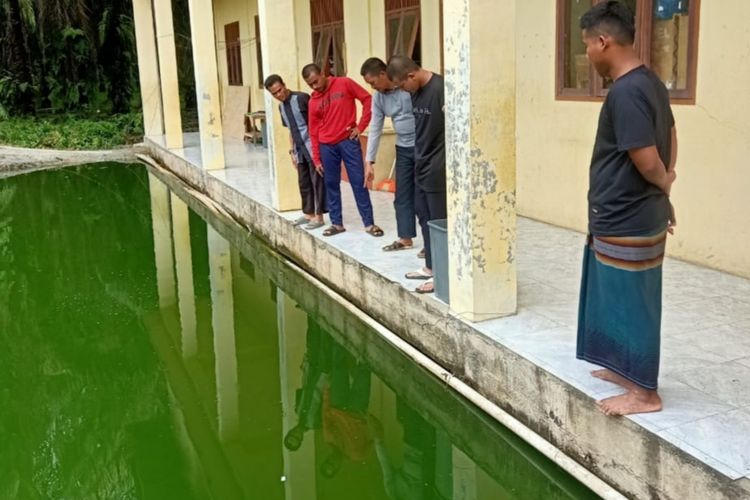 Pelajar sekolah pondok maut selepas didenda berendam dalam kolam ikan