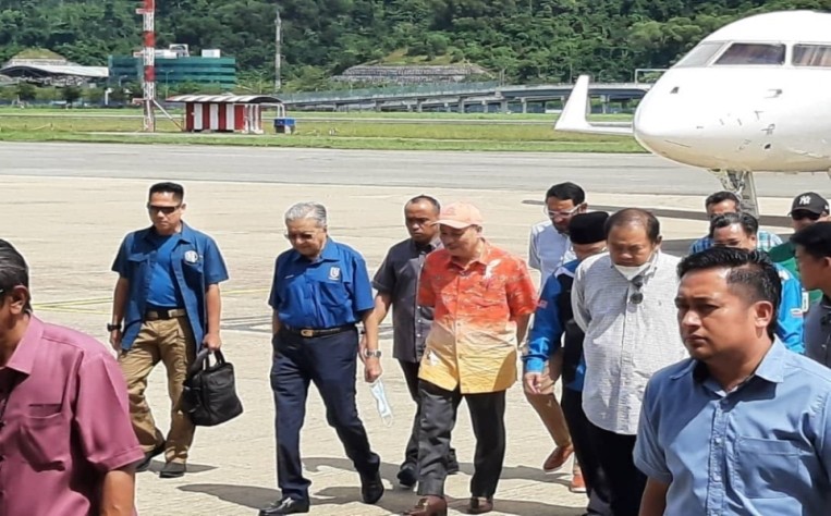 Kedatangan Mahathir Ke Sabah Yang Di Sambut Hajiji Timbulkan Tandatanya