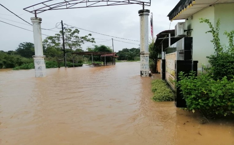 Banjir Kilat Melanda Masjid Tanah, Penduduk Tanya Mana Mas Emieryati