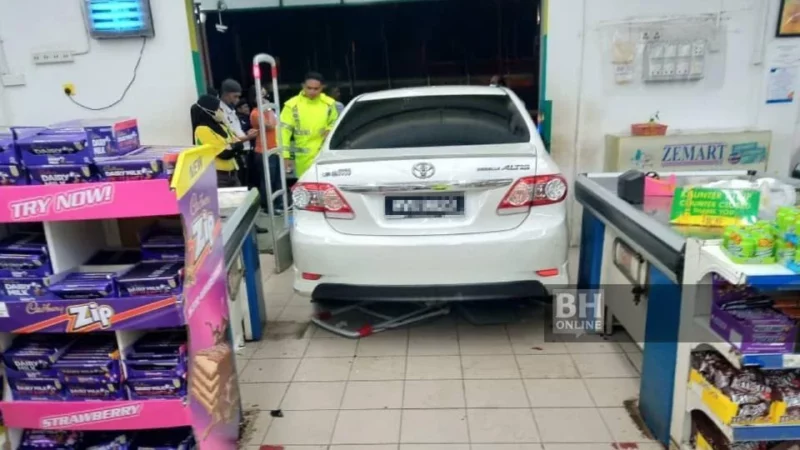 Pengawal keselamatan cedera dirempuh kereta masuk pasar raya