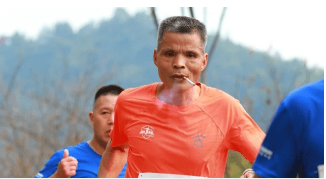 ‘Abang rokok’ curi tumpuan acara maraton di China