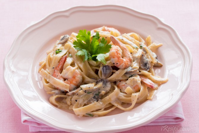 Fettucine Carbonara Udang Dan Cendawan