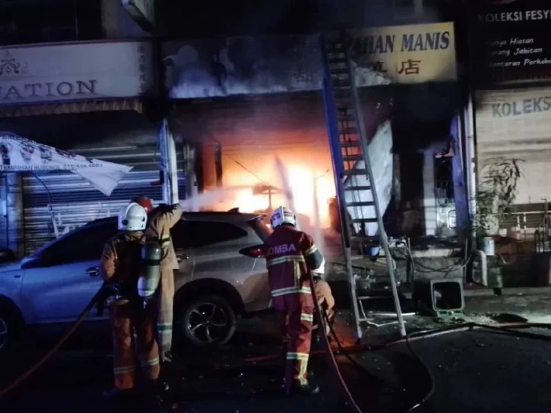 Lima terselamat kebakaran rumah kedai