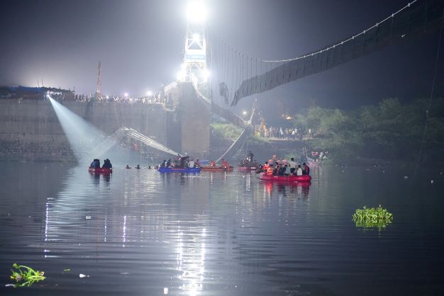 Jambatan gantung 150 tahun terputus, ratusan terhumban dalam sungai