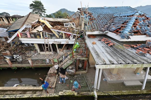 Semuanya menyembah bumi sekelip mata