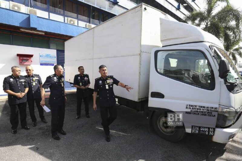 Polis tahan lori bawa 7,000 karton rokok seludup