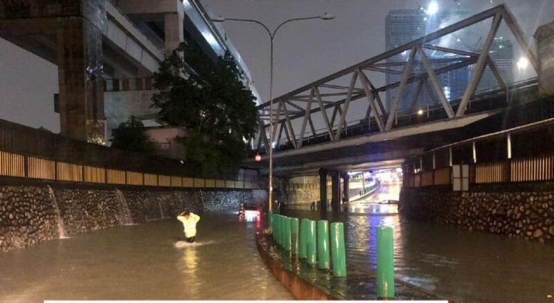 2 pemandu cemas kereta terperangkap banjir kilat di Chan Sow Lin