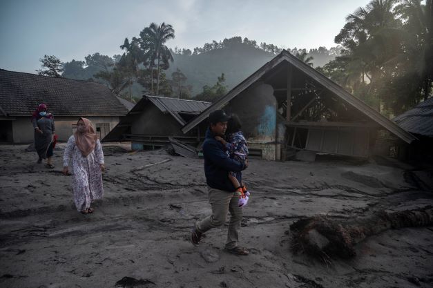 Amukan Semeru gusarkan penduduk, masih berstatus bahaya