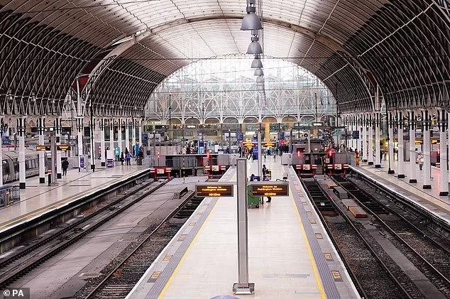 Pusat bandar UK ’sunyi sepi’ akibat mogok kakitangan kereta api 