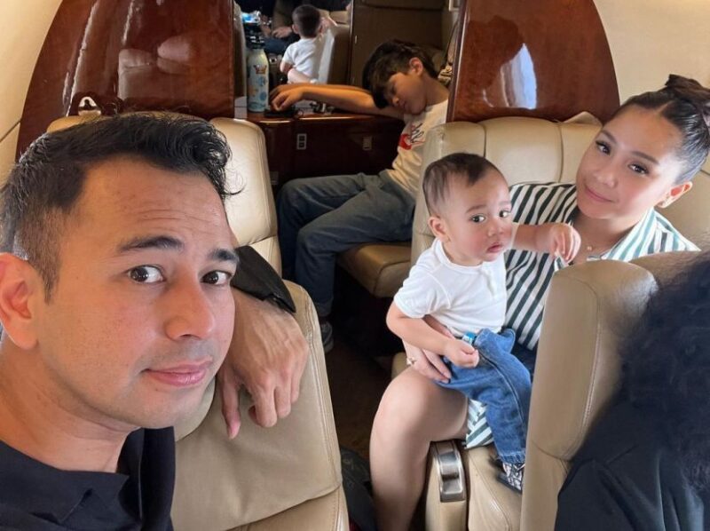 Raffi Ahamd bersama anak dan isteri dalam jet peribadi.