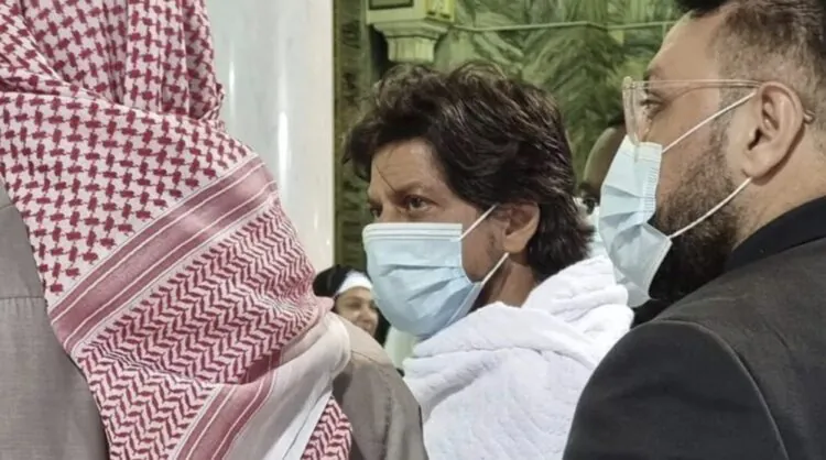 Gambar Shah Rukh Khan Tunai Umrah