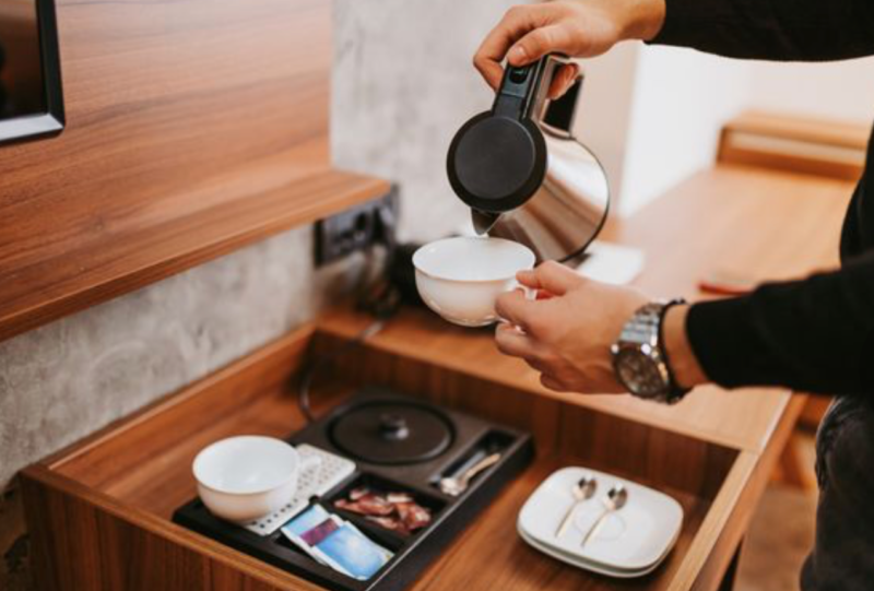 Lelaki Masak Ayam Guna Mesin Pembancuh Kopi Di Hotel