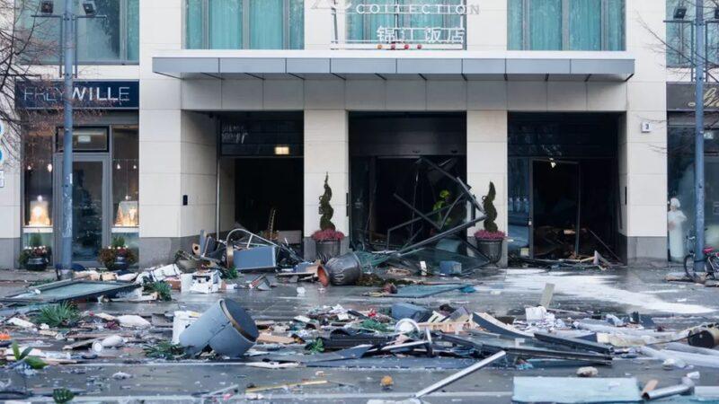 Aquarium silinder terbesar dunia pecah, banjiri hotel dan jalan raya