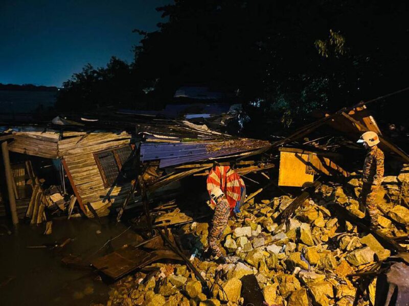 Rumah tepi laut roboh, ibu dan anak perempuan cedera