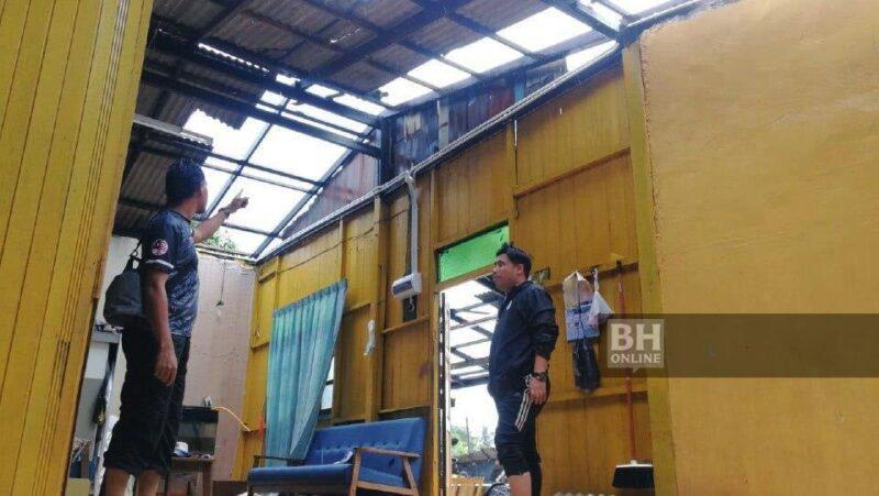 Kecut perut rumah bergegar, lihat bumbung satu-persatu diterbang ribut