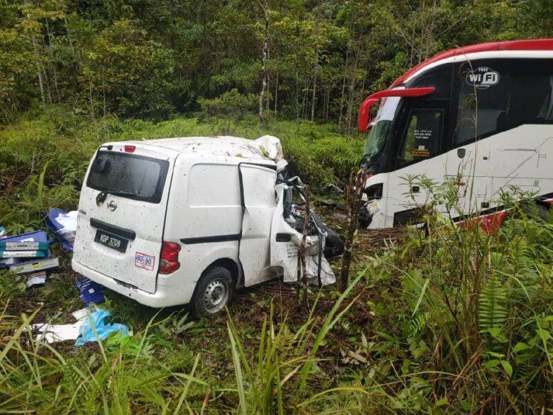 Lelaki maut, kanak-kanak cedera van bertembung bas ekspres