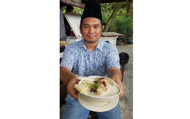 Anwar visits Kampung Jiboi Baru, samples 'Cendol Songkok Tinggi'