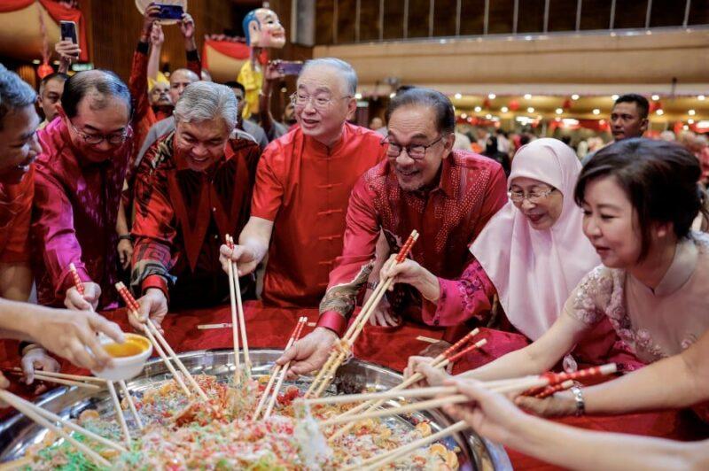 Anwar attends MCA's Chinese New Year open house after a 25-year absence