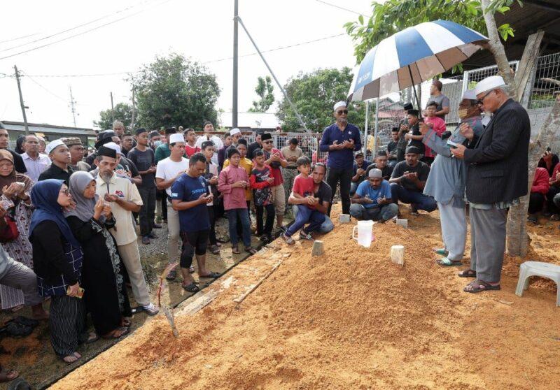 Jenazah anak sulung, anak ketiga dikebumi satu liang