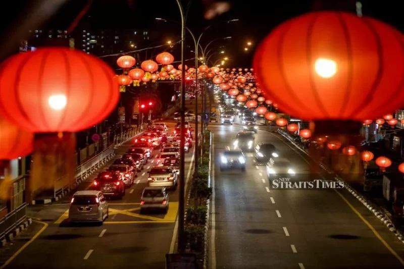 10,000 red-silk lanterns draw crowd to Jalan Raja Uda
