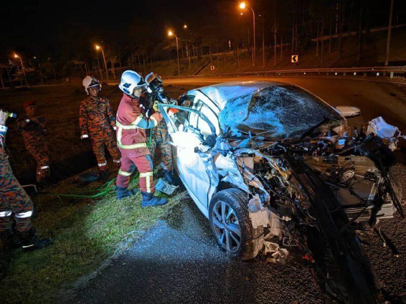 Dua sahabat maut, dua cedera kereta terbabas