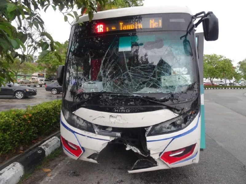 Enam cedera bas persiaran rempuh tiga kereta