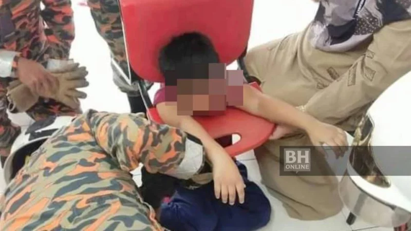 Kanak-kanak tahan sakit kepala tersepit kerusi tadika