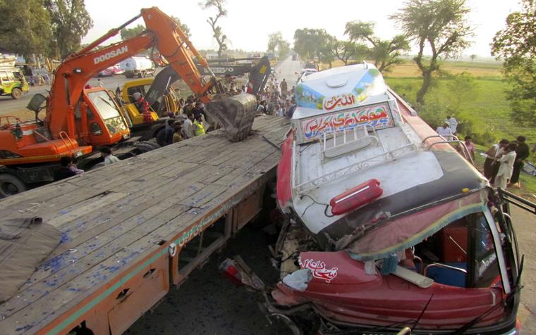 40 maut bas terjunam di barat daya Pakistan