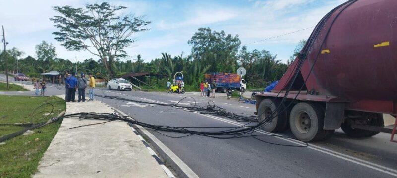 Tiang tumbang lori heret kabel, penunggang motosikal maut