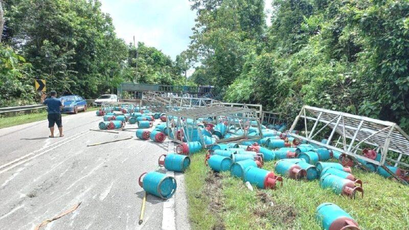 Tong gas bertaburan atas jalan