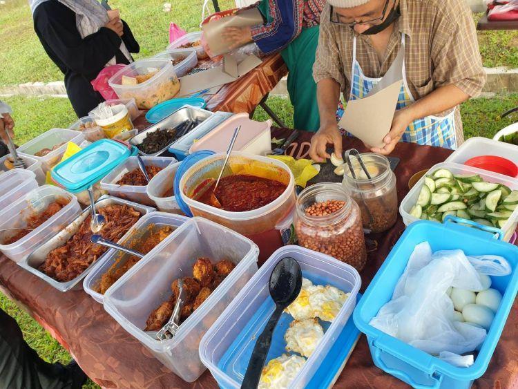 Anjing jadi bodyguard gerai nasi lemak!