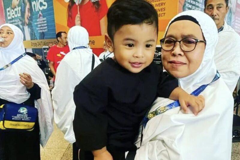 Watie Hantar Ibu Shuib Tunai Umrah