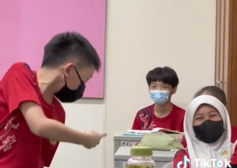 Viral Budak Cina Nyanyi & Menari Untuk ‘Birthday’ Kawan Melayu - [VIDEO]