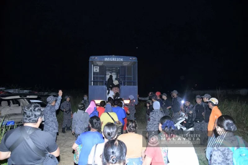 Imigresen gempur 'kampung haram' warga asing di Cyberjaya