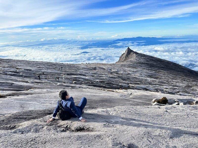 Lelaki Jepun ‘buat hal’ pakai sut daki Gunung Kinabalu