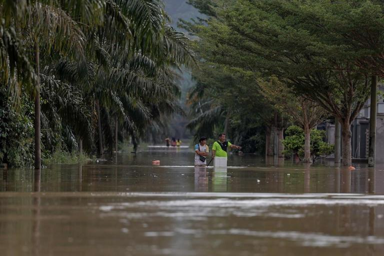 Villages turn into 'lake' in Batu Pahat