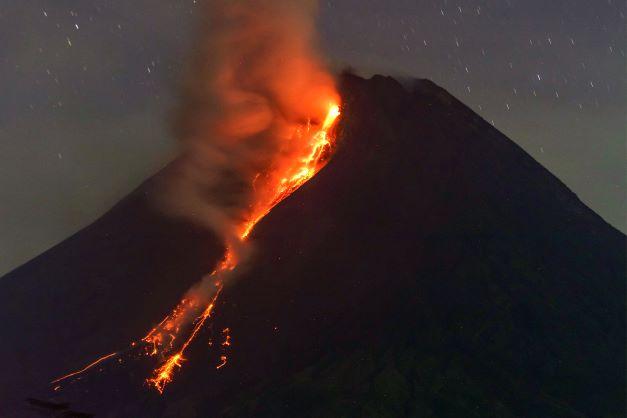 Gunung Merapi meletus lagi