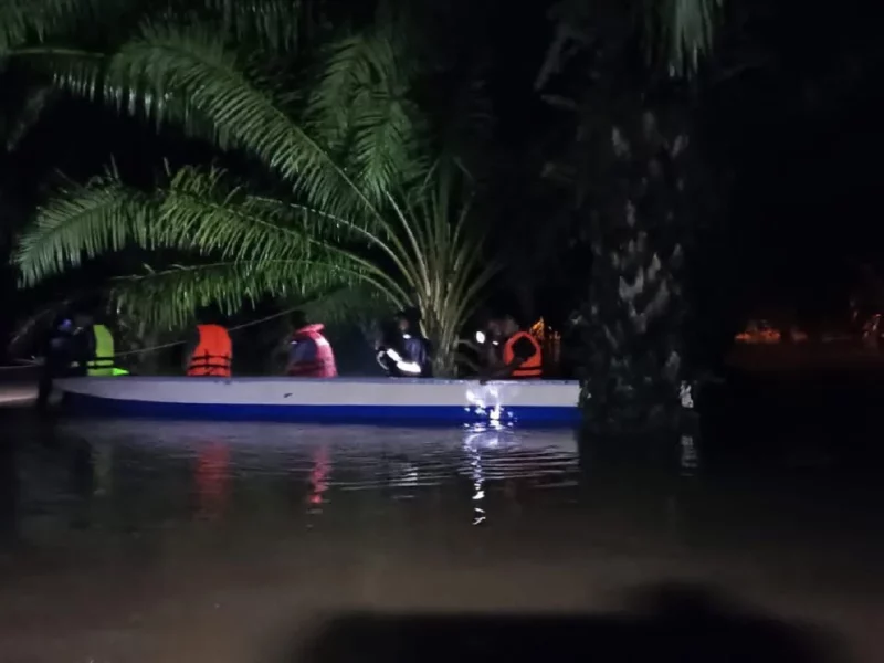 Operasi mencari dan menyelamat kanak-kanak hilang ketika bermain di saluran longkang di Kampung Sri Makmur.- Foto NSTP/Ihsan JBPM