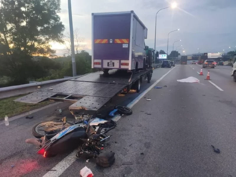 Maut rempuh trak tunda di lorong kecemasan