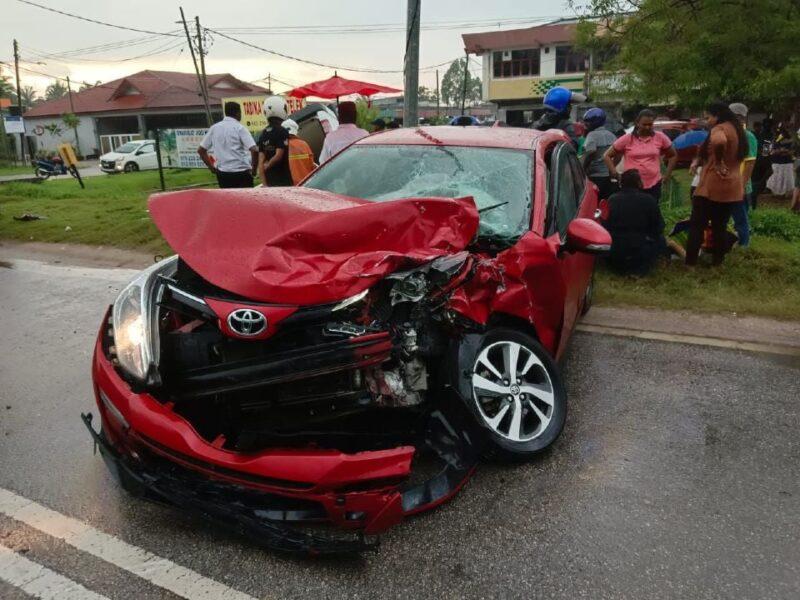 Wanita tercampak dalam parit, motosikal dilanggar kereta